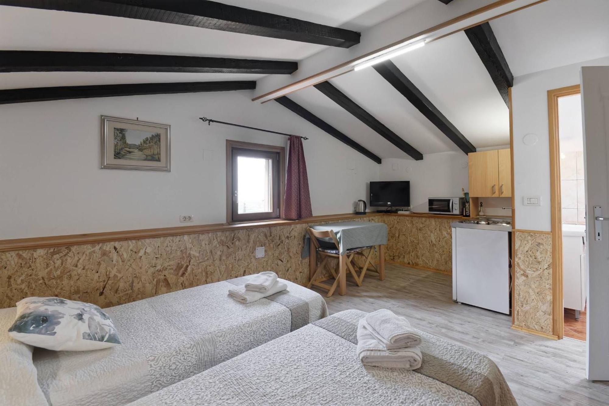 Apartments Smile By Rent Istria Groznjan Bagian luar foto