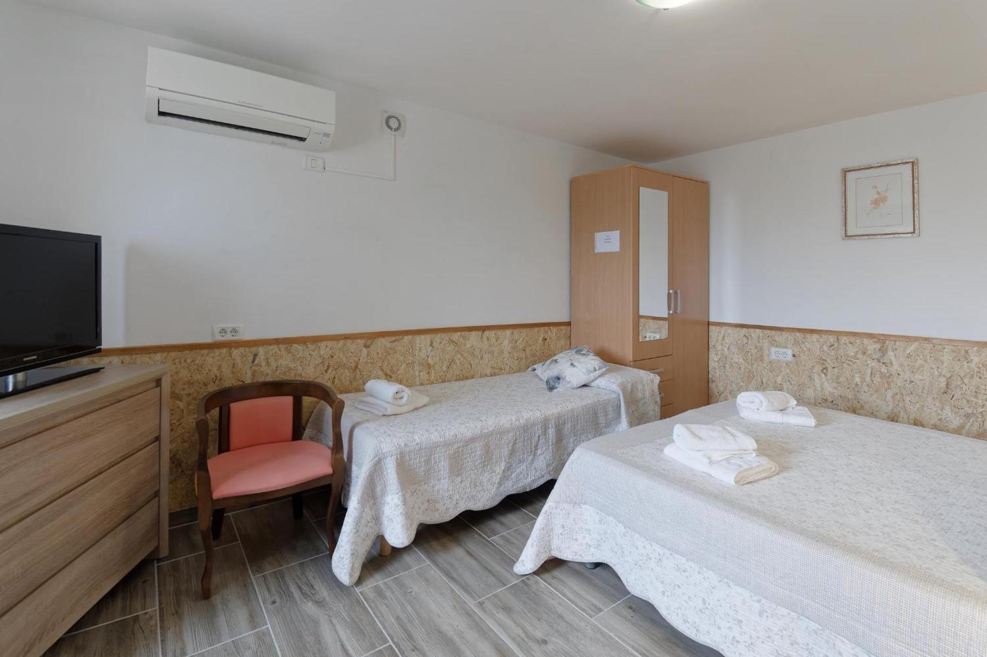 Apartments Smile By Rent Istria Groznjan Bagian luar foto